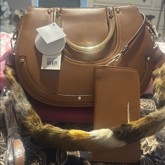 Elegant Brown Handbag with Faux Fur Strap including wallet and crossbody strap - Picture 1 of 4